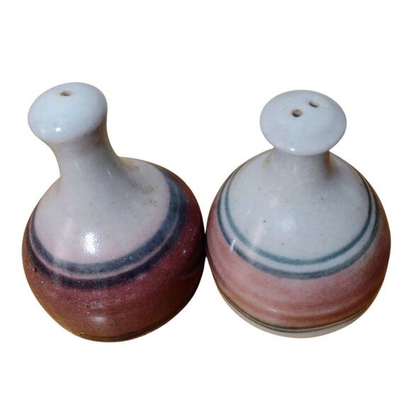 Vintage Art Pottery Stoneware Salt Pepper Shakers Bottleneck Signed Vintage - Picture 2 of 3